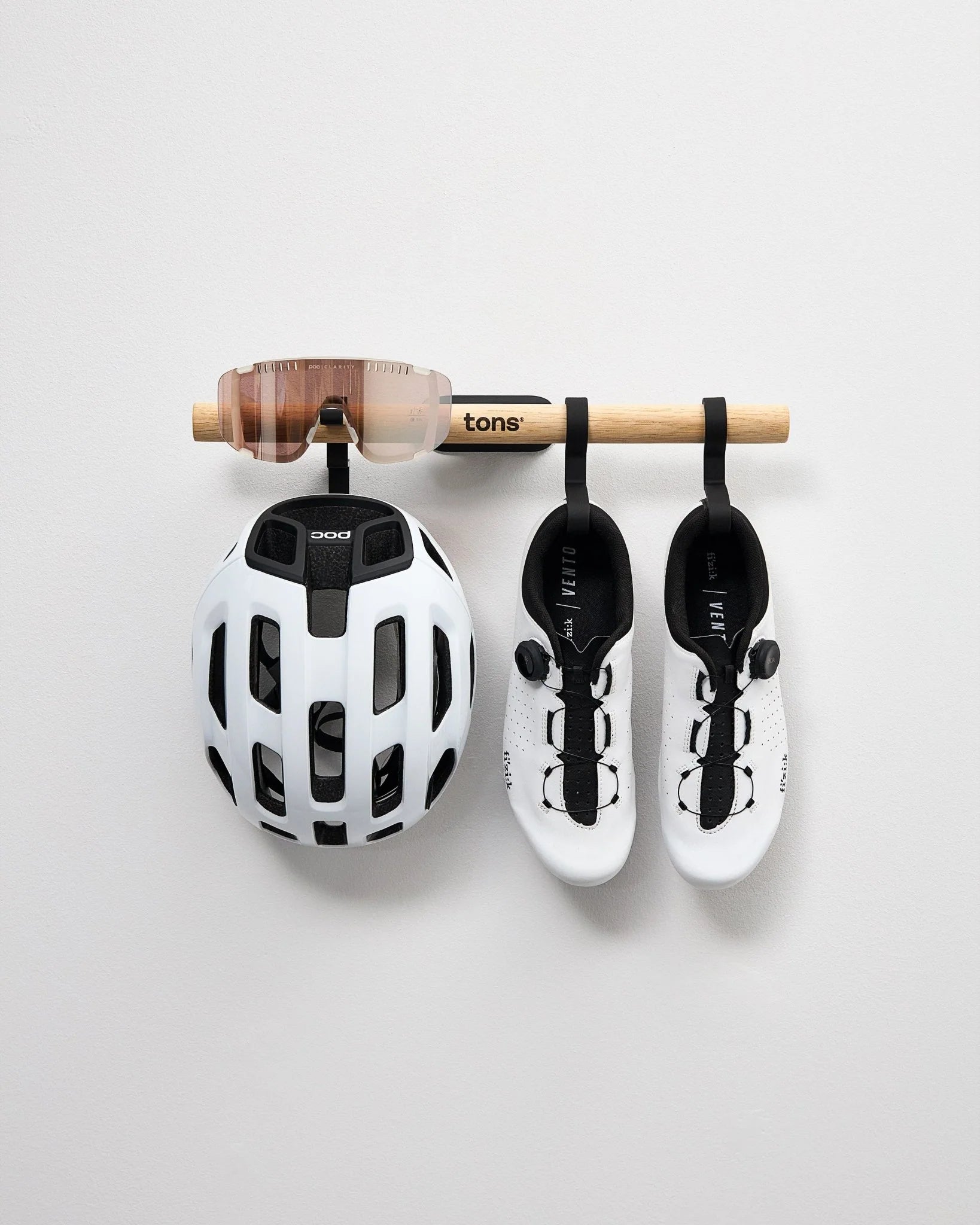 Short Bar — D . 1x Pair of Shoes + Glasses + Helmet