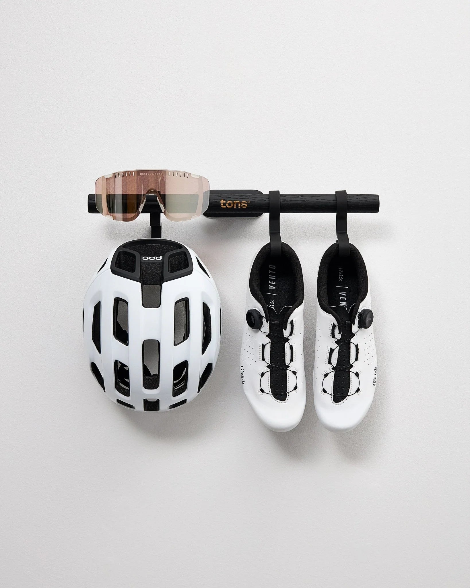 Short Bar — D . 1x Pair of Shoes + Glasses + Helmet