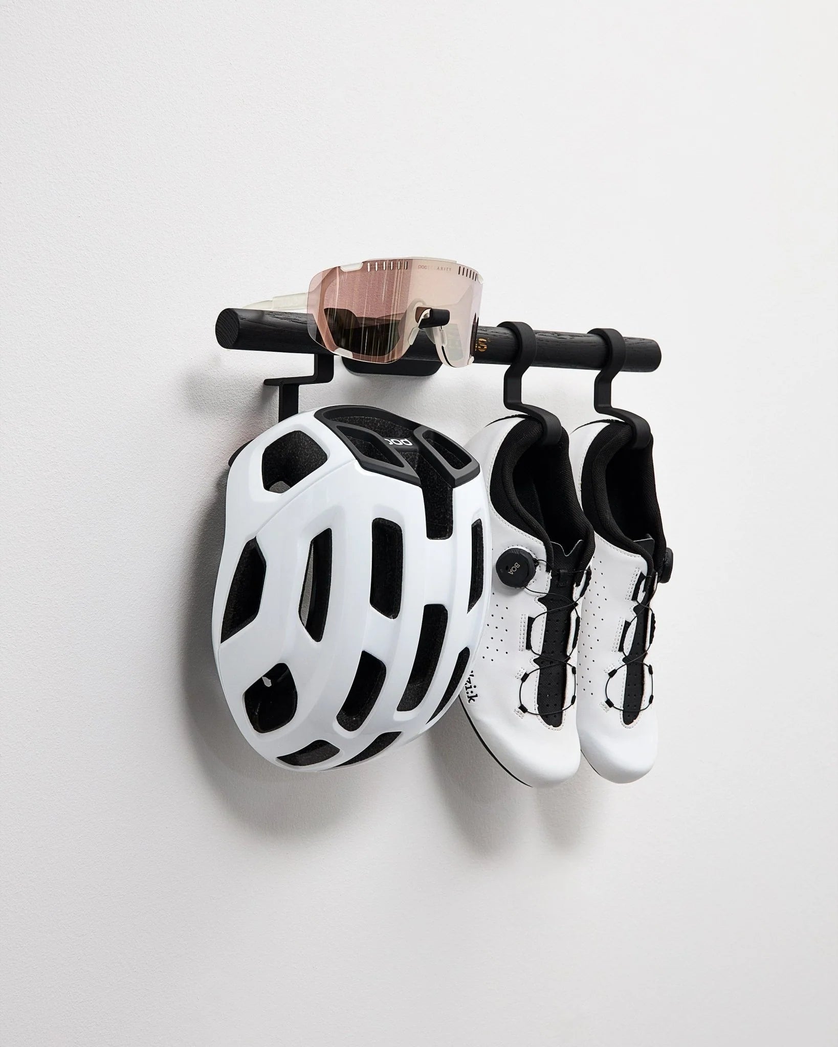 Short Bar — D . 1x Pair of Shoes + Glasses + Helmet