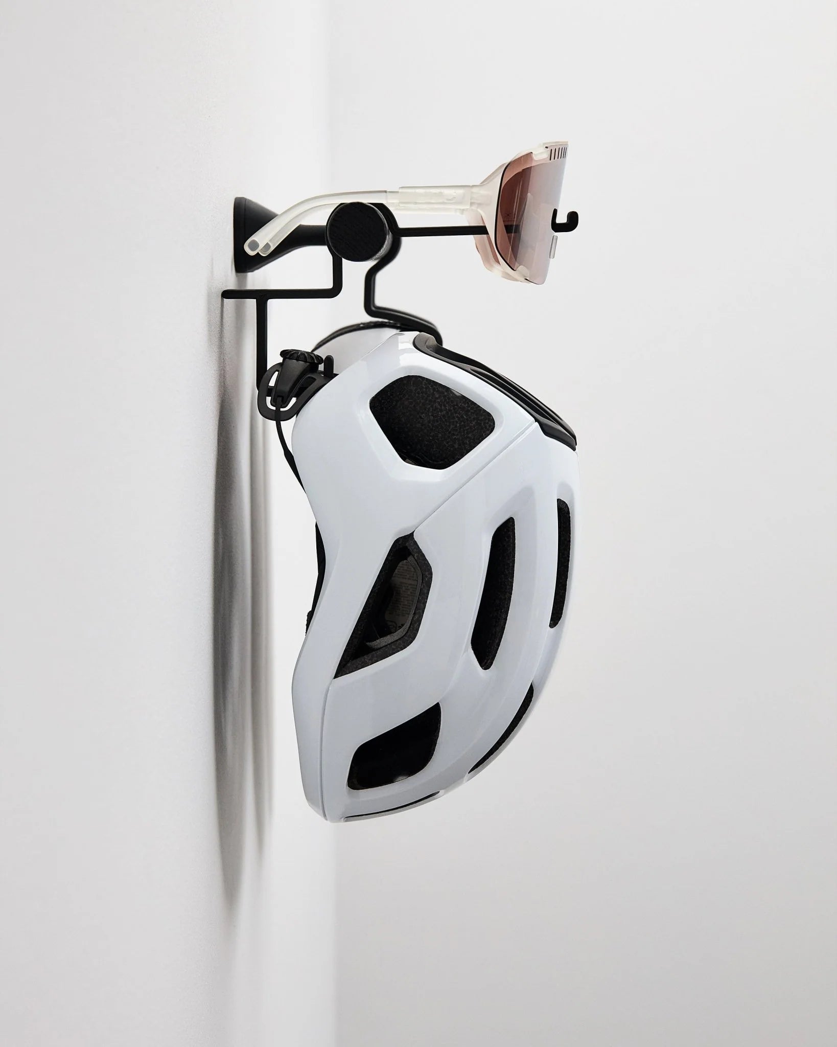 Short Bar — D . 1x Pair of Shoes + Glasses + Helmet