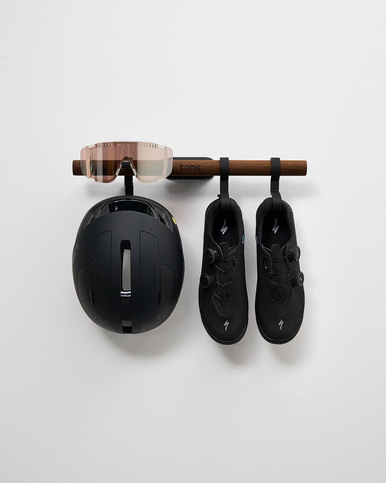 Short Bar — D . 1x Pair of Shoes + Glasses + Helmet