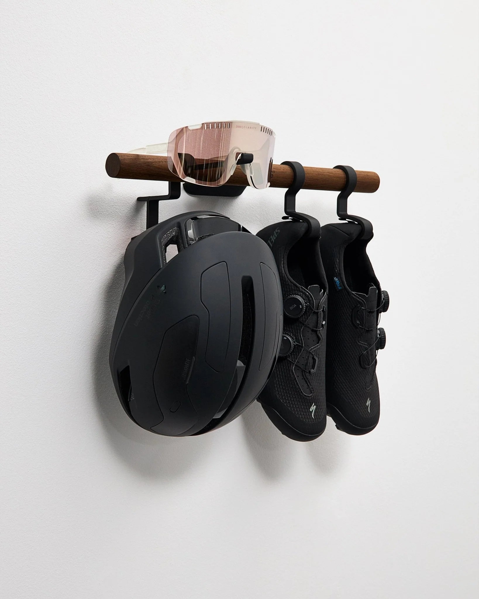 Short Bar — D . 1x Pair of Shoes + Glasses + Helmet